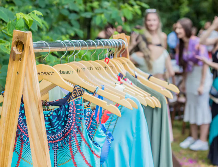 هناك جمال فريد وآسر عندما تدخل المرأة الماء